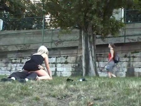 Горячая пара занимается сексом в парке